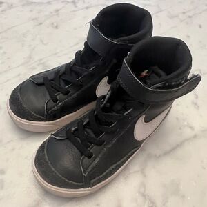 Kids Nike black and white.